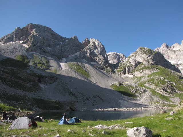 2009-07-22 07-46 alpy albanskie - oboz na 1800m nad jeziorem.jpg